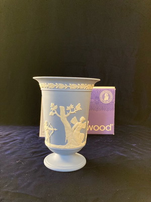 Wedgwood Jasperware μπλε βάζο με λευκή ανάγλυφη διακόσμηση