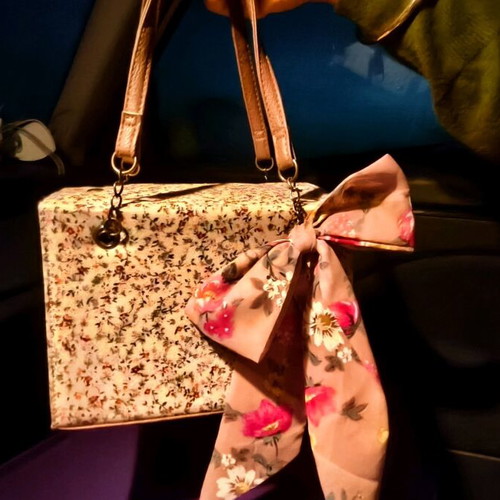 Handbag printed with bow like new, beige and red
