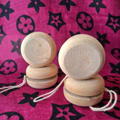 Wooden yo-yo set like new