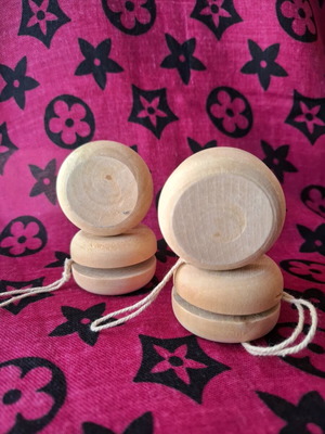Wooden yo-yo set like new