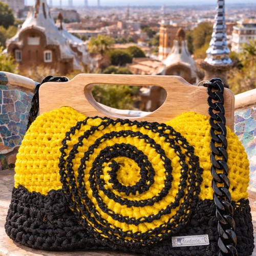 Handmade knitted crossbody bag black and yellow with wooden handle and bone chain new