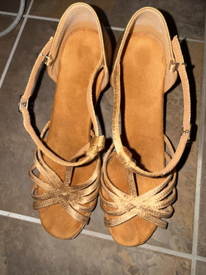 Latin shoes size 40 like new, gold color