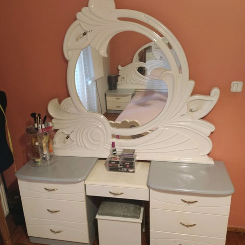 Bedroom vanity used with drawers