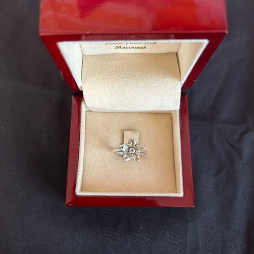 Silver 925 ring used with white flower-shaped stones
