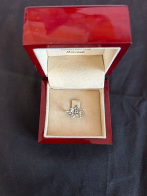 Silver 925 ring used with white flower-shaped stones