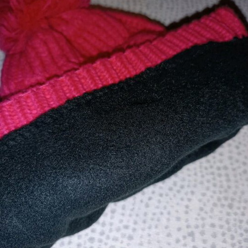 Hat with fleece lining fuchsia color like new