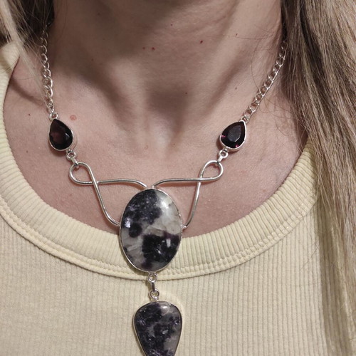 Handmade necklace with charoite and amethyst stones, new, 45 cm chain