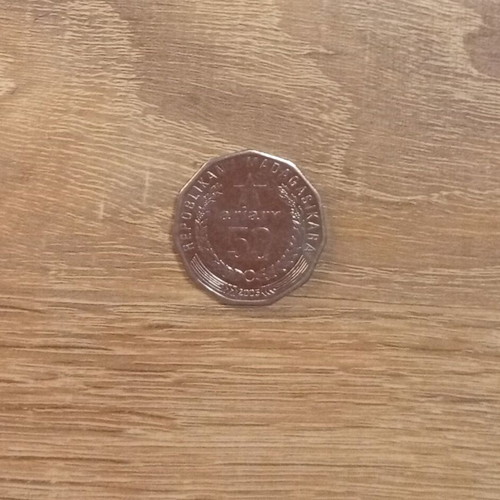 Madagascar 50 Ariary coin like new, collectible foreign currency