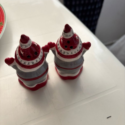 Salt and pepper shakers shaped like Santa Claus like new