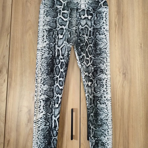 Snake print high-waisted stretch leggings like new, black and white