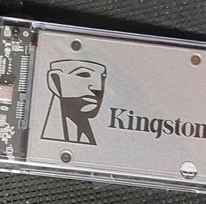 KINGSTON SSD 2.5" ΕΣΩΤΕΡΙΚΟΣ ΣΚΛΗΡΟΣ SATA 3.0 128GB ΥΓΕΙΑ 99% ΣΕ ΔΙΑΦΑΝΗ ΘΗΚΗ USB 3.0