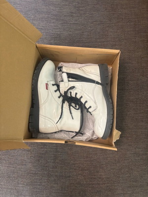 Levi's kids white boots size 36 used with black details