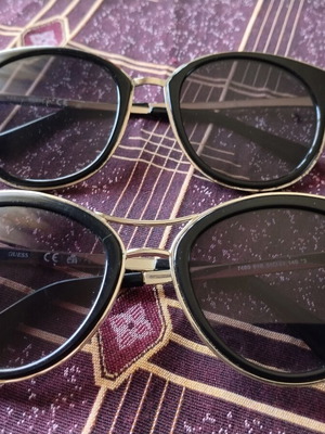 Σετ γυναικεία γυαλιά ηλίου Guess μεταχειρισμένα, μαύρο και χρυσό, πακέτο 2
