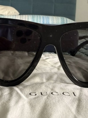 Gucci sunglasses like new, black