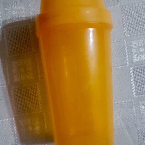 Tupperware shaker like new, classic orange