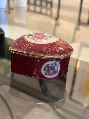Vintage Limoges heart-shaped box like new, red