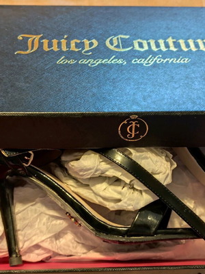 Πέδιλα Juicy Couture μεταχειρισμένα, μαύρο λουστρίνι, μέγεθος 38