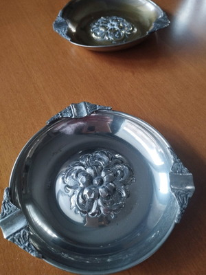 Συλλεκτικό ζεύγος χειροποίητα τασάκια σαν καινούργιο με ανάγλυφο τριαντάφυλλο