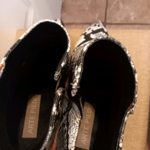 Arte Piedi ankle boots like new, size 39, black and white