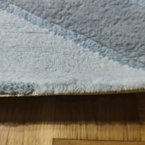 Rug like new 2.10x2.60 in white, gray and black shades