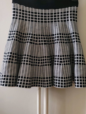 Mini knitted skirt like new, black and white checkered with elastic waist
