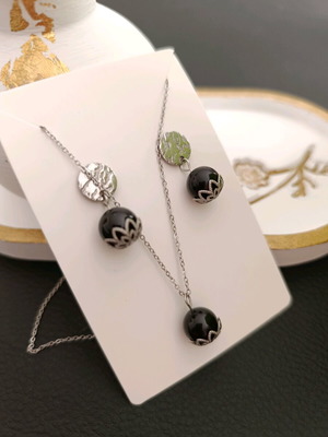 Steel set with black pearl and embossed steel elements