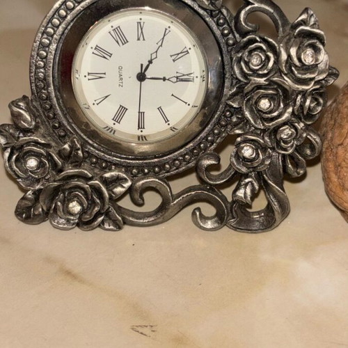 Miniature vintage table clock quartz new, analog
