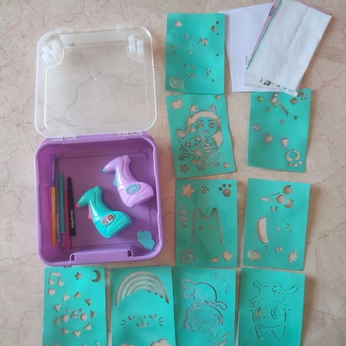 Airbrush Plush set used with stencils and carrying case