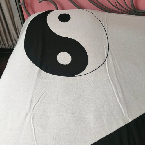 Cotton bed cover like new with Yin Yang symbol 210x260