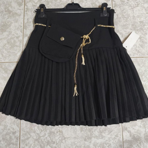 Black pleated skirt with pouch and chain belt size M like new