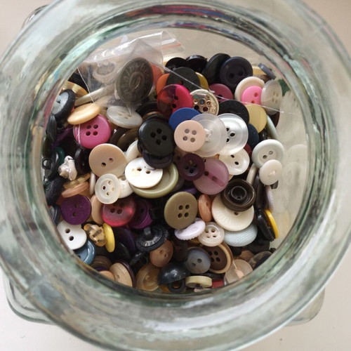 Collection of 600 assorted buttons with glass jar