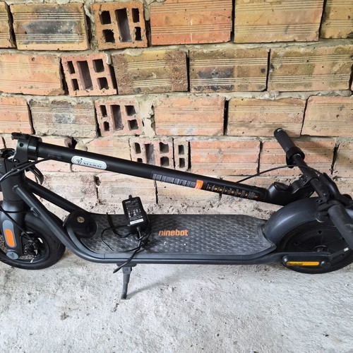 Electric scooter like new with 1 year warranty, original box and documents