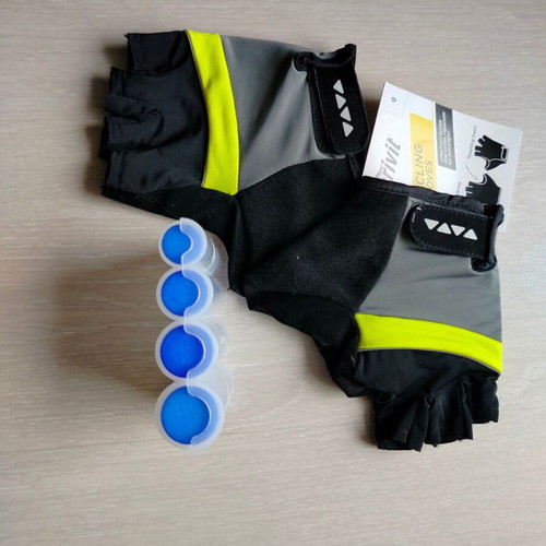 Cycling gloves new with free plastic coin holder