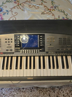 KORG PA60 and YAMAHA PSR8000 keyboards used with 50-60 floppy disks and accessories