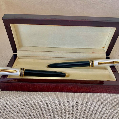 Pen and pencil set like new with wooden case and gold details