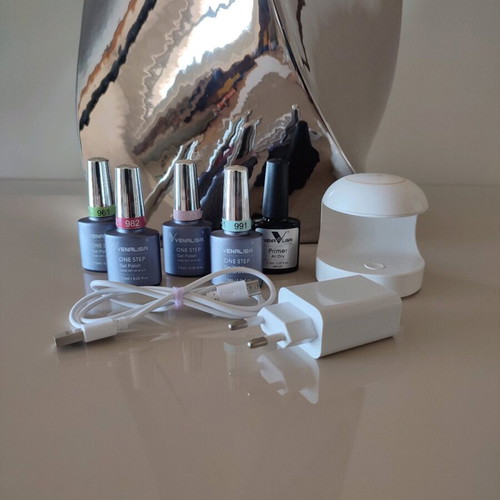 Semi-permanent manicure set like new, pack with lamp and polishes