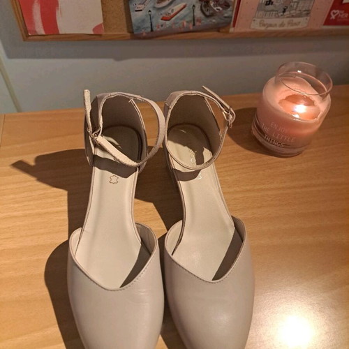 Lasocki nude pumps size 38 like new with strap