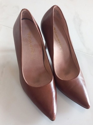 Tamaris leather pumps size 38 like new, brown