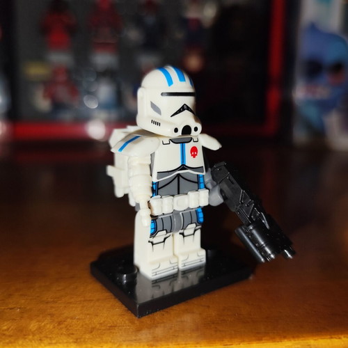 Echo Clone Force 99 minifigure like new with accessories