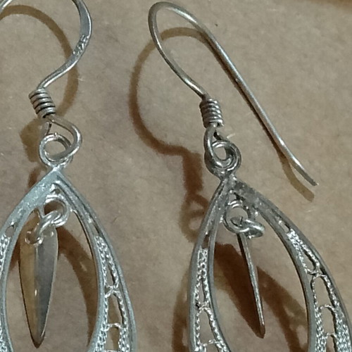 Silver filigree dangling earrings like new