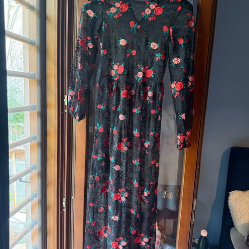 Lace overdress with embroidered roses Primark XS like new, black
