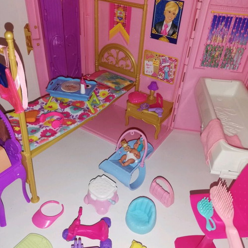 Vnt Barbie doll Hause 2010 like new with many accessories