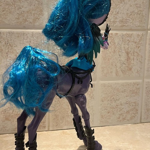 Monster High Avea Trotter like new