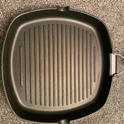 Grill frying pan ridges with adjustable handle used