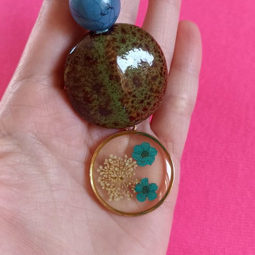 Pendant with natural stone and resin flowers like new