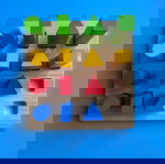 2 Βρεφικά ξύλινα παιχνίδια Plan Toys. Θαυματουργός πάγκος σε σχήμα μισοφέγγαρου με 8 χρωματιστές μπάλες και Βάση γεωμετρικών σωμάτων.