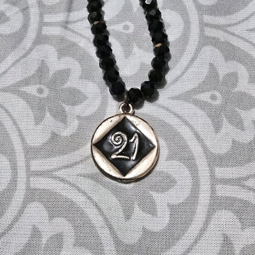 Beaded necklace like new, black and gold colors
