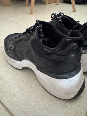 Guess women's athletic shoes size 40 used, black