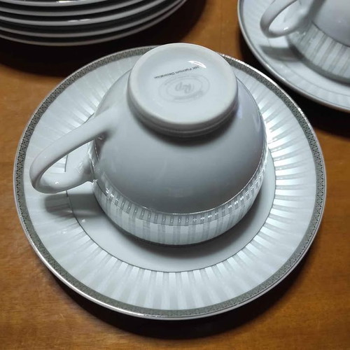 Richmond porcelain serving set used, 28 pieces with 24k platinum decoration