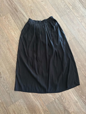 Μεταξωτή φούστα maxi Benetton μέγεθος medium, σε εξαιρετική κατάσταση, μαύρη